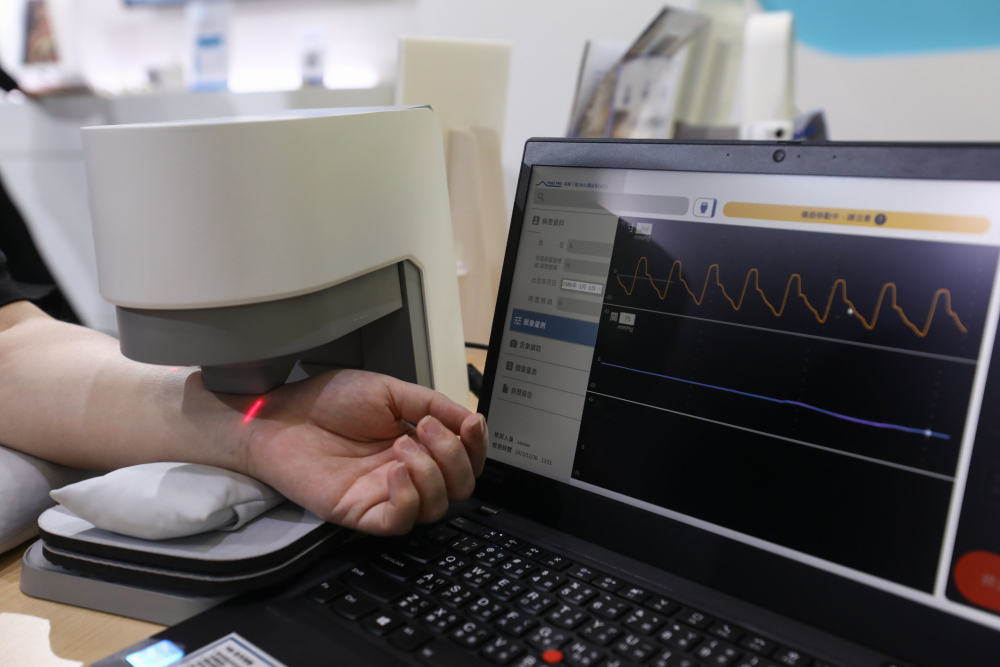 OG视讯耘康脈象檢測系統透過電腦精準控制升降系統，還原中醫師三指把脈過程的舉、按、尋手法，將脈象感受轉化成數據，未來可結合大數據分析，實現智慧醫療及準確性